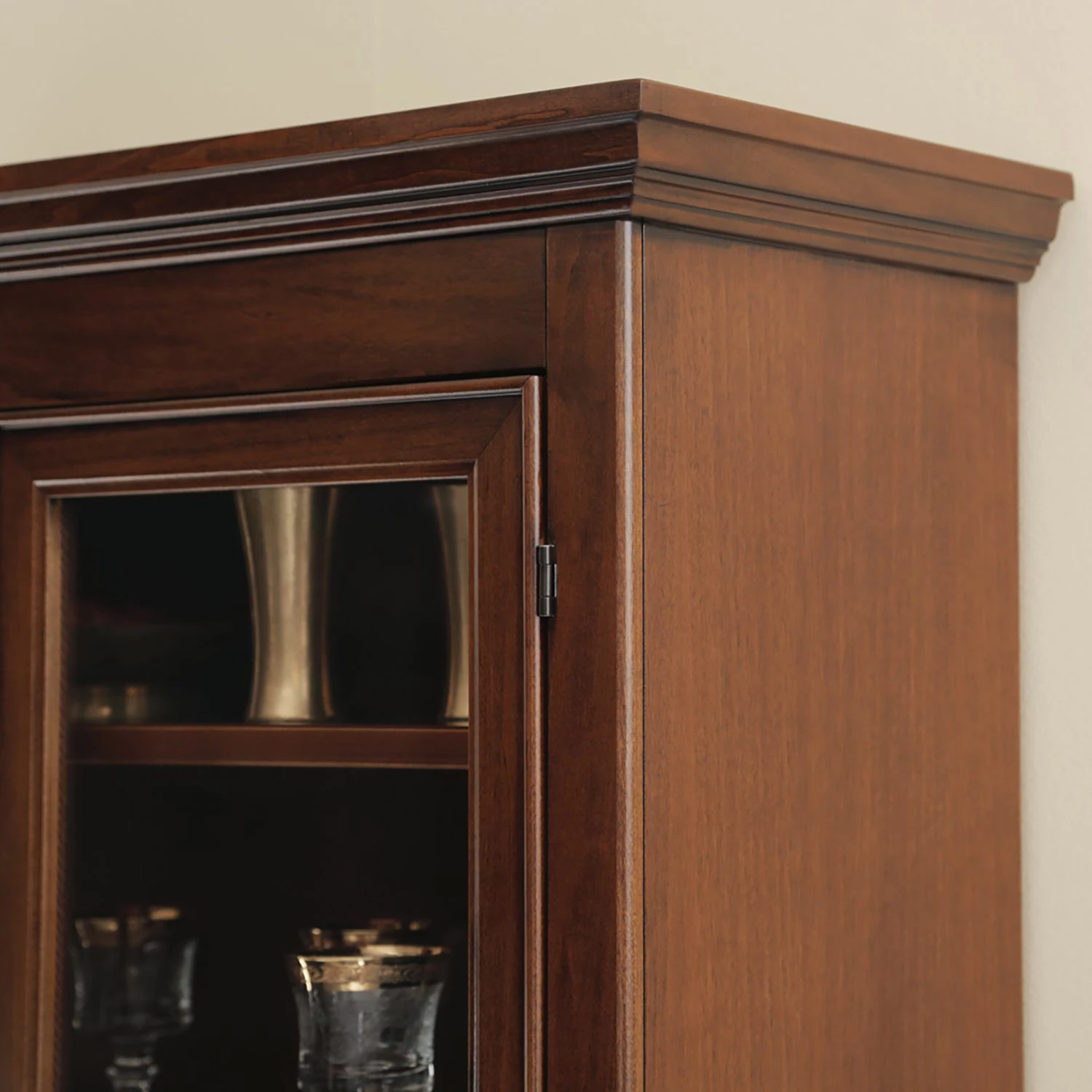 Montreux Vitrinenschrank Siena - Ayous teilmassiv - Antikbraun 7 Montreux Vitrinenschrank Siena - Ayous teilmassiv - Antikbraun – Bild 7