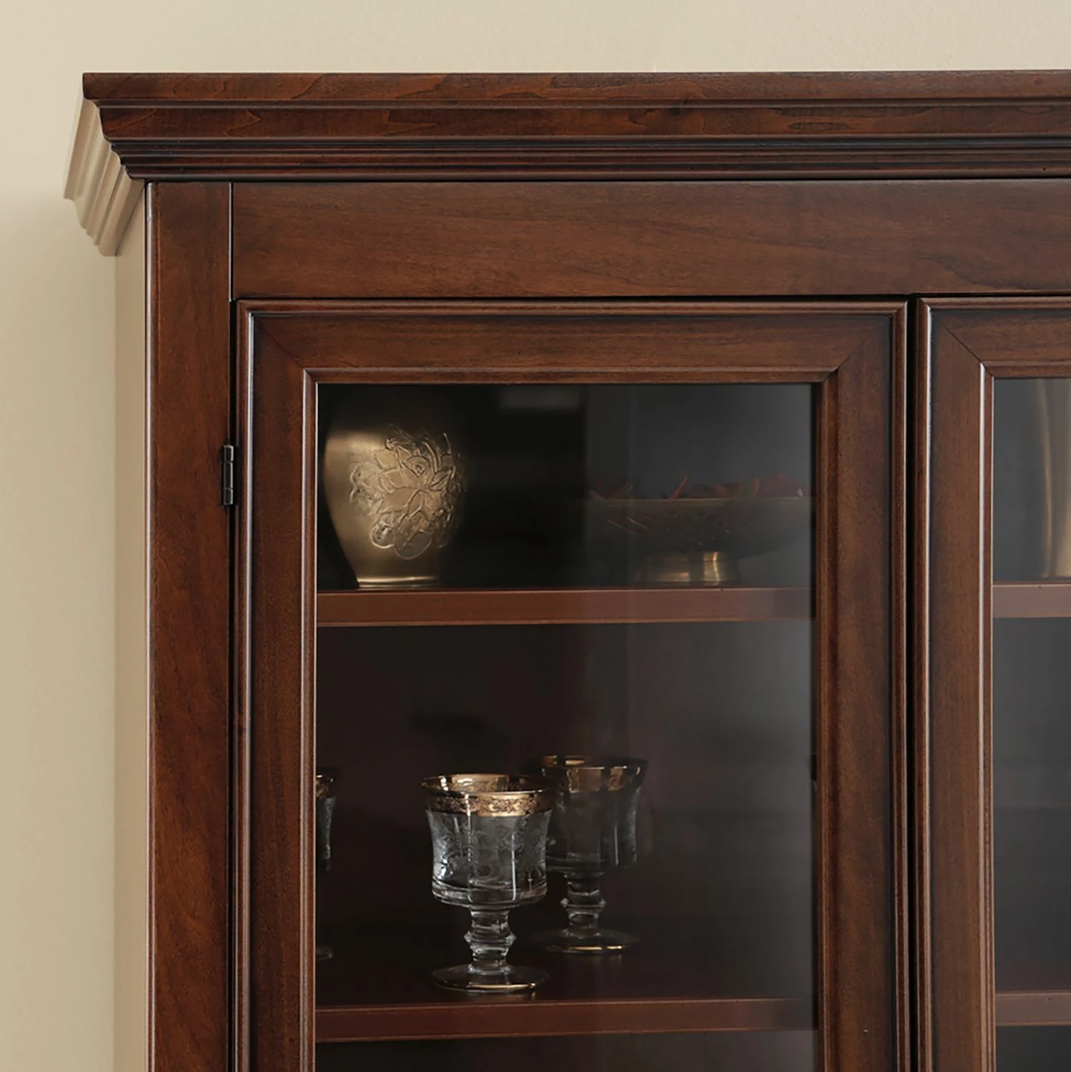 Montreux Vitrinenschrank Siena - Ayous teilmassiv - Antikbraun 8 Montreux Vitrinenschrank Siena - Ayous teilmassiv - Antikbraun – Bild 8