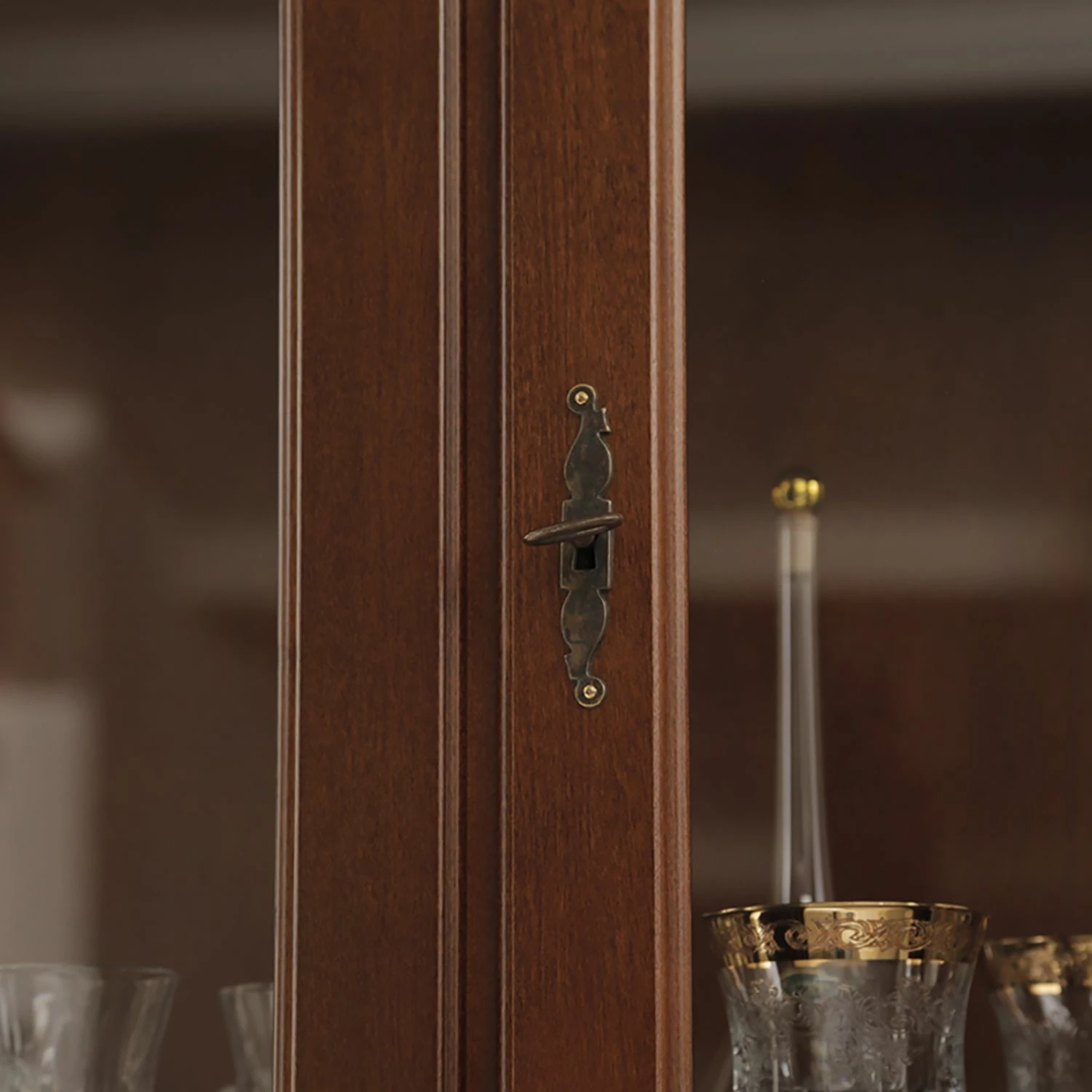 Montreux Vitrine Pevy - Ayous teilmassiv - Antikbraun 12 Montreux Vitrine Pevy - Ayous teilmassiv - Antikbraun – Bild 12