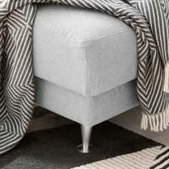 Fredriks Wohnlandschaft Arietta I Webstoff - Platingrau - Longchair davorstehend rechts / Ottomane links 41 Fredriks Wohnlandschaft Arietta I Webstoff - Platingrau - Longchair davorstehend rechts / Ottomane links -WOHNZIMMERMÖBEL Verkäufe 1000021419 180629 09084241 GALLERYIMAGES P000000001000021419