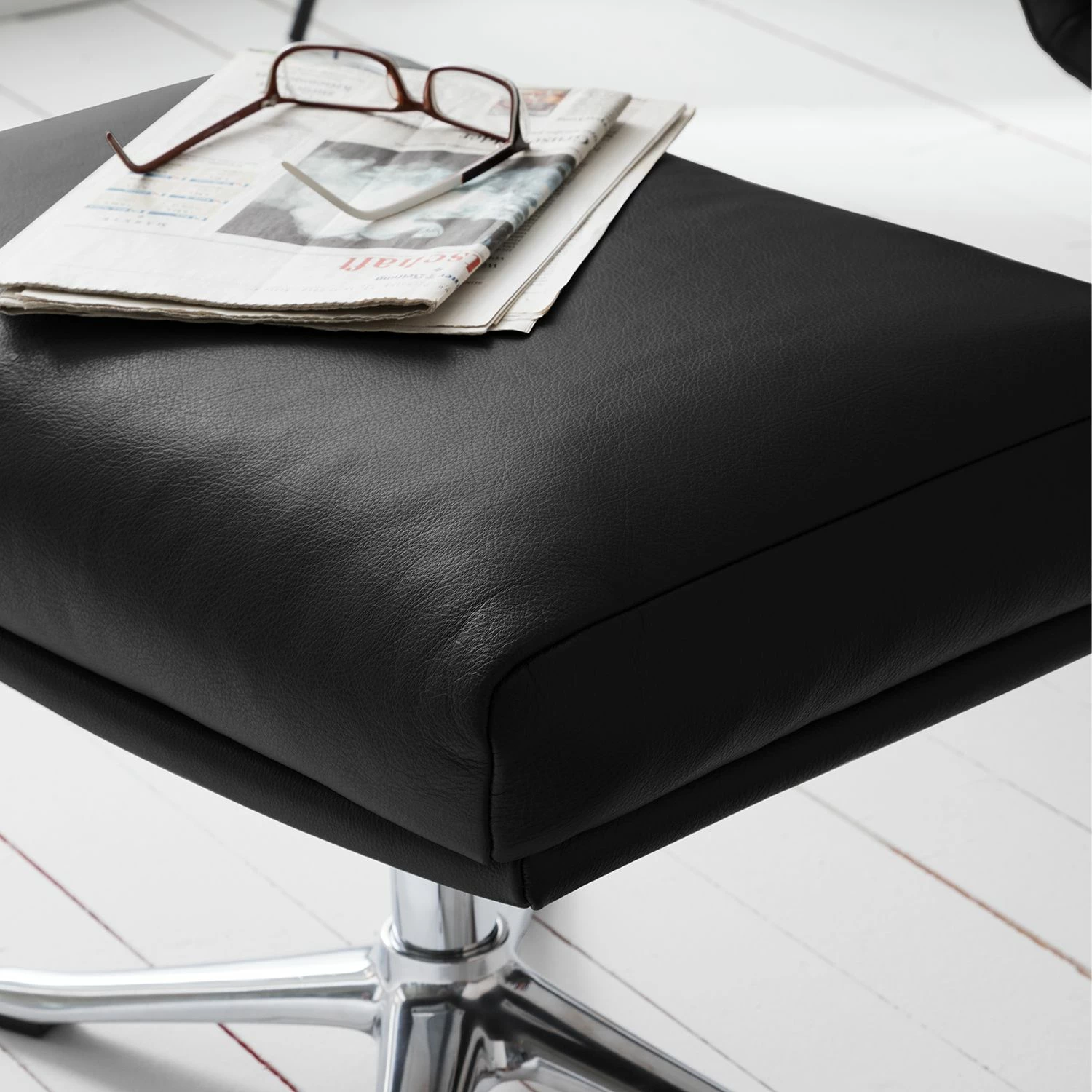 Studio Copenhagen Polsterhocker Hepburn III - Echtleder Neka: Schwarz - Chrom glänzend 5 Studio Copenhagen Polsterhocker Hepburn III - Echtleder Neka: Schwarz - Chrom glänzend – Bild 5