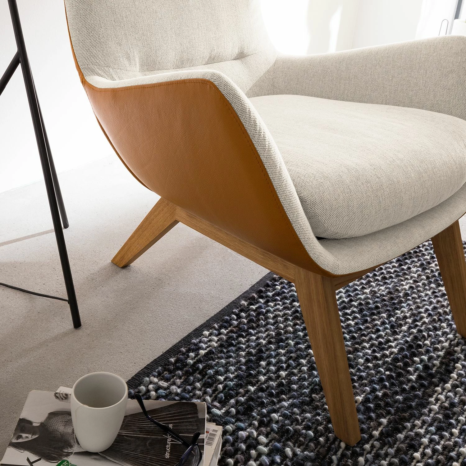 Studio Copenhagen Sessel Hepburn I - Beige / Cognac - Eiche Dunkel 4 Studio Copenhagen Sessel Hepburn I - Beige / Cognac - Eiche Dunkel – Bild 4