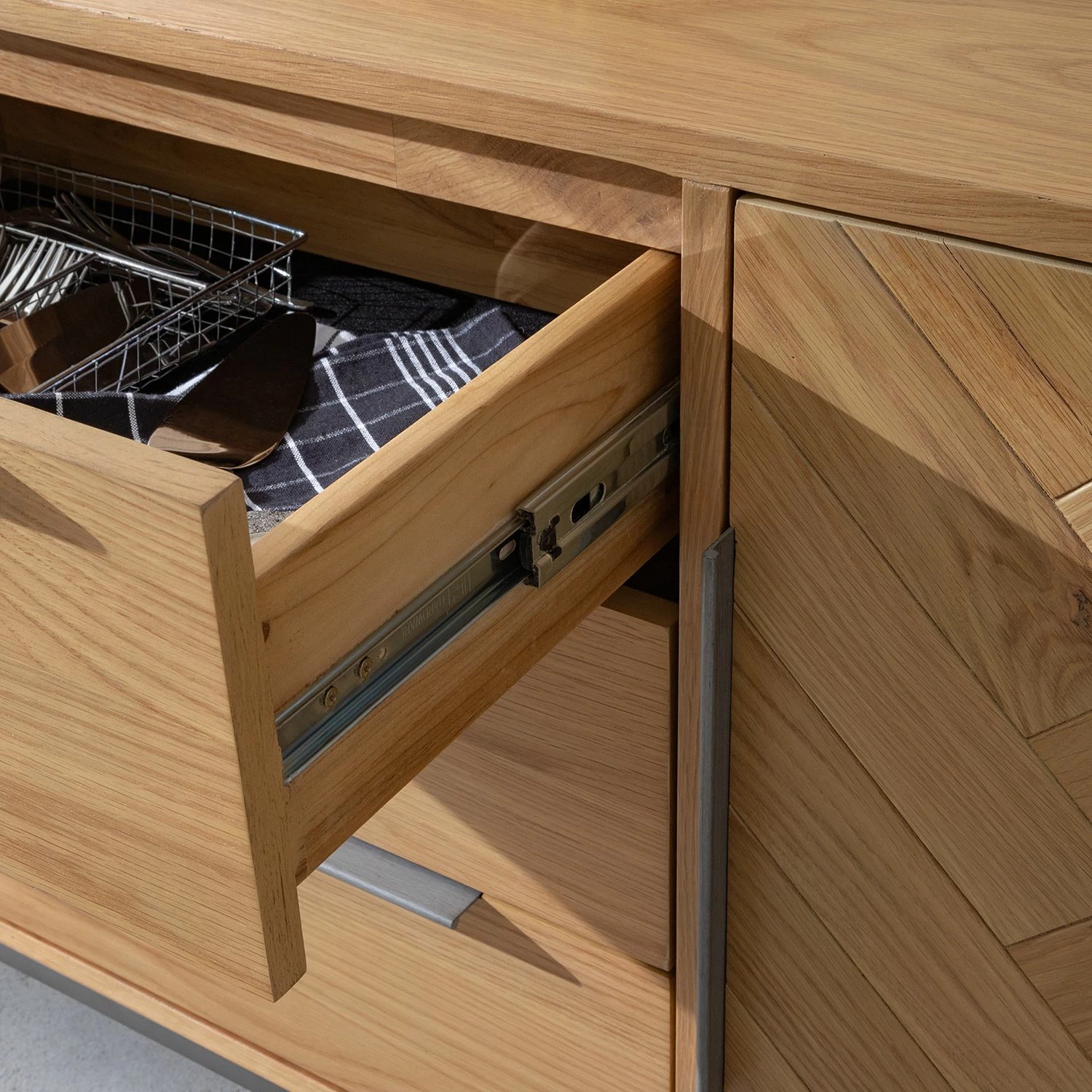 Ars manufacti Sideboard Dharai - Echtholzfurnier / Metall - Eiche / Silber 11 Ars manufacti Sideboard Dharai - Echtholzfurnier / Metall - Eiche / Silber – Bild 11