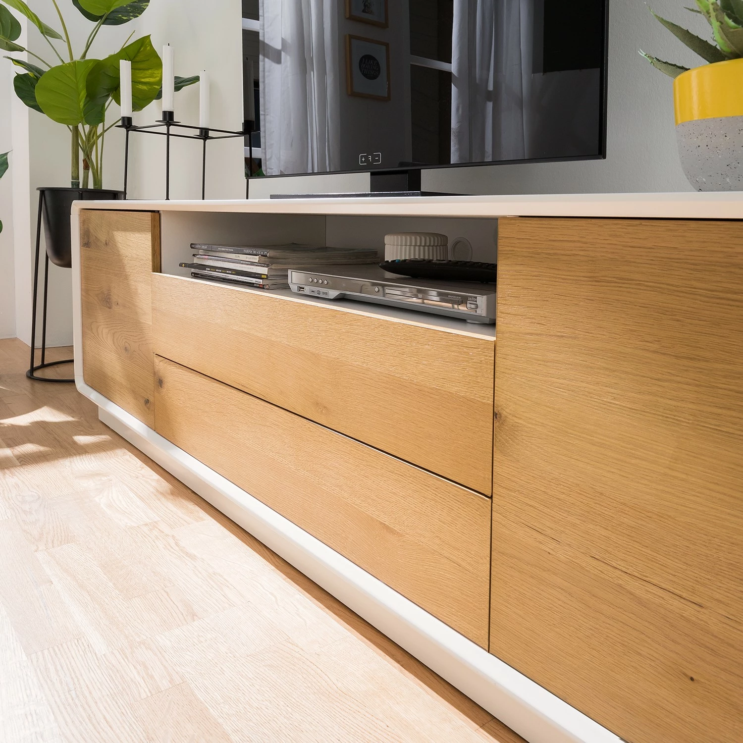 Mørteens TV-Lowboard Boge II - Asteiche / Matt Weiß 7 Mørteens TV-Lowboard Boge II - Asteiche / Matt Weiß – Bild 7