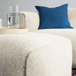 Studio Copenhagen Polsterhocker HUDSON - Webstoff Saia: Beige 21 Studio Copenhagen Polsterhocker HUDSON - Webstoff Saia: Beige -WOHNZIMMERMÖBEL Verkäufe 1000123835 201113 17410900019 MOOD DETAILS P000000001000123835 mood