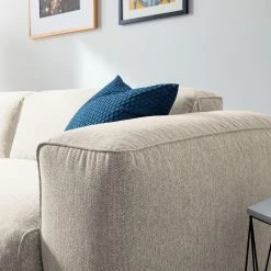 Studio Copenhagen Ecksofa HUDSON 1,5-Sitzer mit Longchair - Webstoff Saia: Beige - Longchair davorstehend links 27 Studio Copenhagen Ecksofa HUDSON 1,5-Sitzer mit Longchair - Webstoff Saia: Beige - Longchair davorstehend links -WOHNZIMMERMÖBEL Verkäufe 1000123836 190916 13150900021 DETAILS P000000001000123836 1