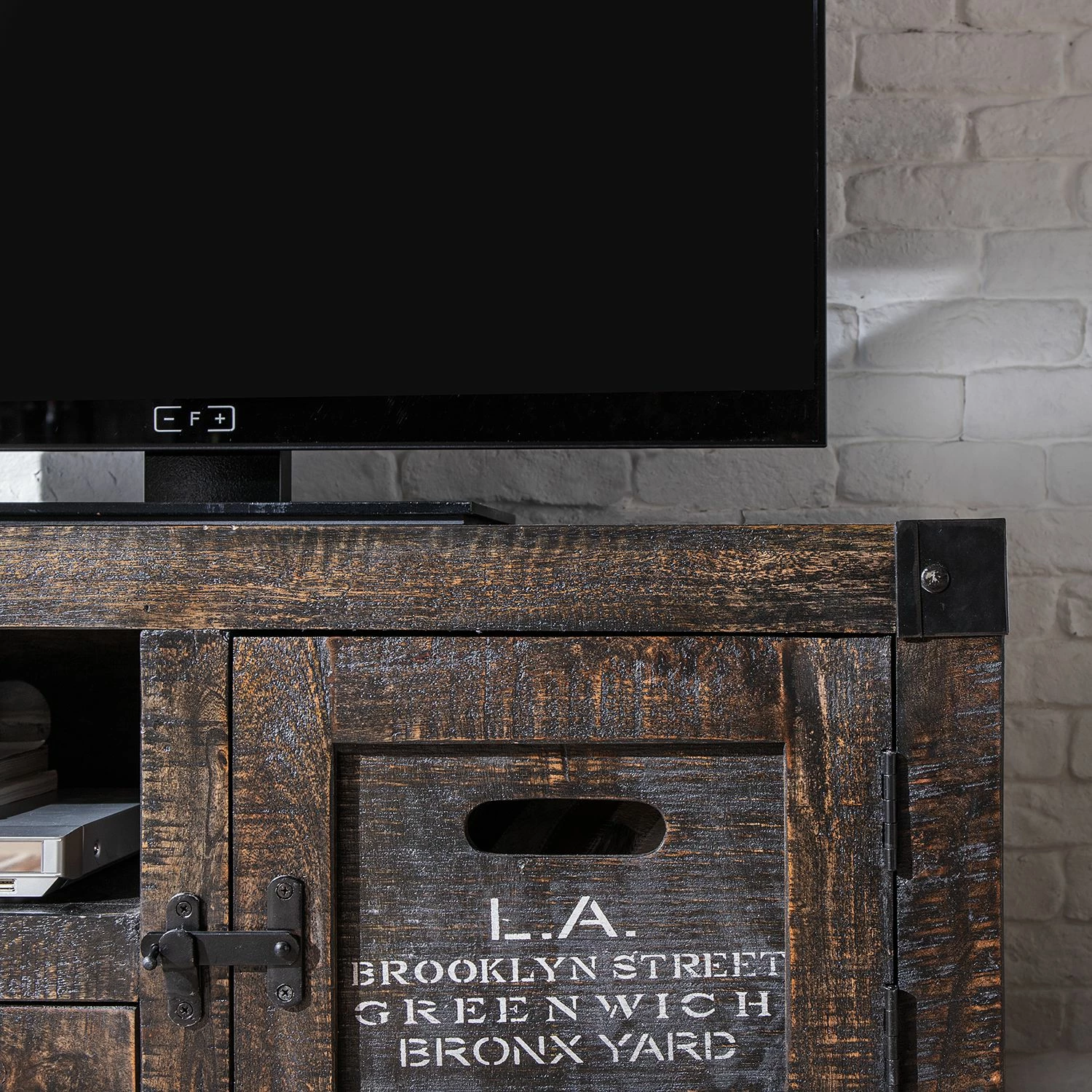 Ars manufacti TV-Lowboard Keyport - Mango massiv 10 Ars manufacti TV-Lowboard Keyport - Mango massiv – Bild 10