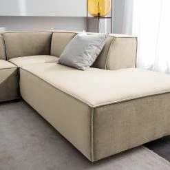 Wohnlandschaft Kinx II - Samt - Samt Shyla: Beige - Longchair davorstehend links / Ottomane rechts -WOHNZIMMERMÖBEL Verkäufe 1000155708 210323 15180500946 DETAILS P000000001000155708