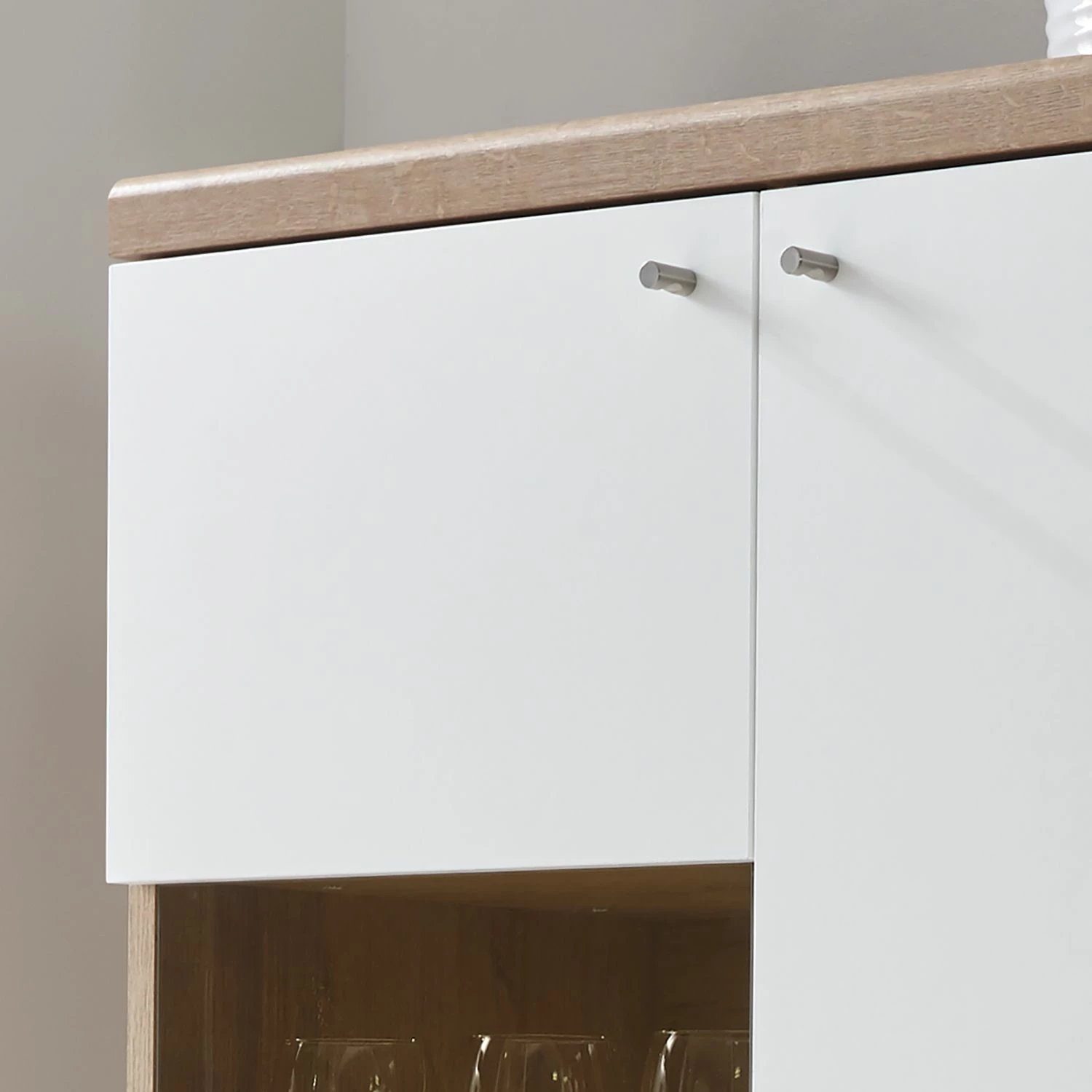 Norrwood Vitrinenschrank Gyland - Matt Weiß / Eiche Riviera Dekor 10 Norrwood Vitrinenschrank Gyland - Matt Weiß / Eiche Riviera Dekor – Bild 10