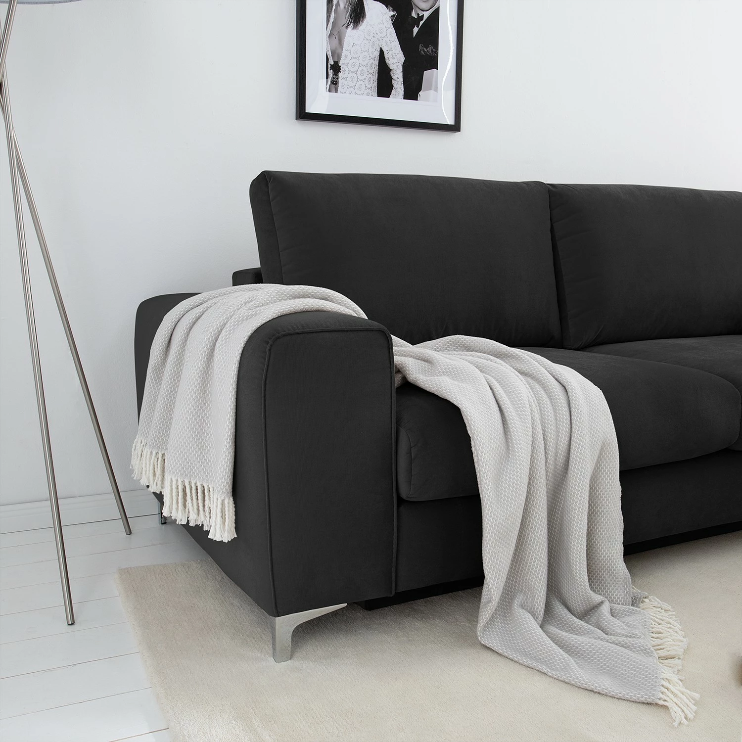 Jack & Alice Ecksofa Baitz I - Samt Krysia: Dunkelgrau - Ottomane davorstehend links 9 Jack & Alice Ecksofa Baitz I - Samt Krysia: Dunkelgrau - Ottomane davorstehend links – Bild 9