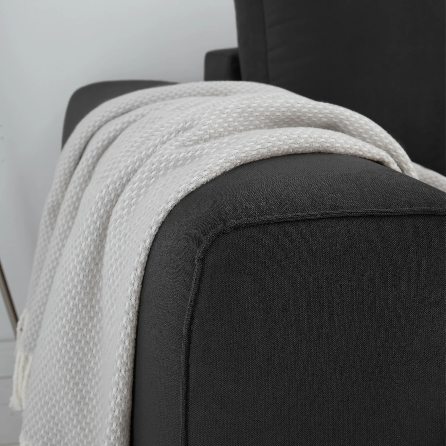 Jack & Alice Ecksofa Baitz I - Samt Krysia: Dunkelgrau - Ottomane davorstehend links 14 Jack & Alice Ecksofa Baitz I - Samt Krysia: Dunkelgrau - Ottomane davorstehend links – Bild 14