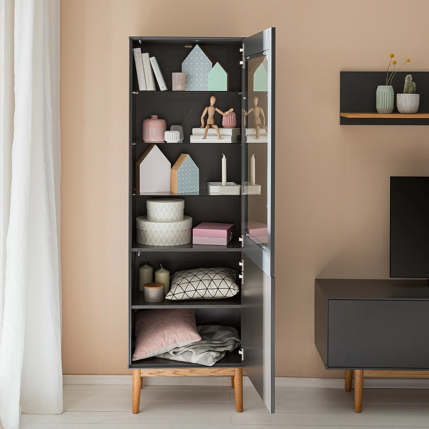 Mørteens Standvitrine Lindholm - Eiche teilmassiv - Matt Grau 8 Mørteens Standvitrine Lindholm - Eiche teilmassiv - Matt Grau – Bild 8