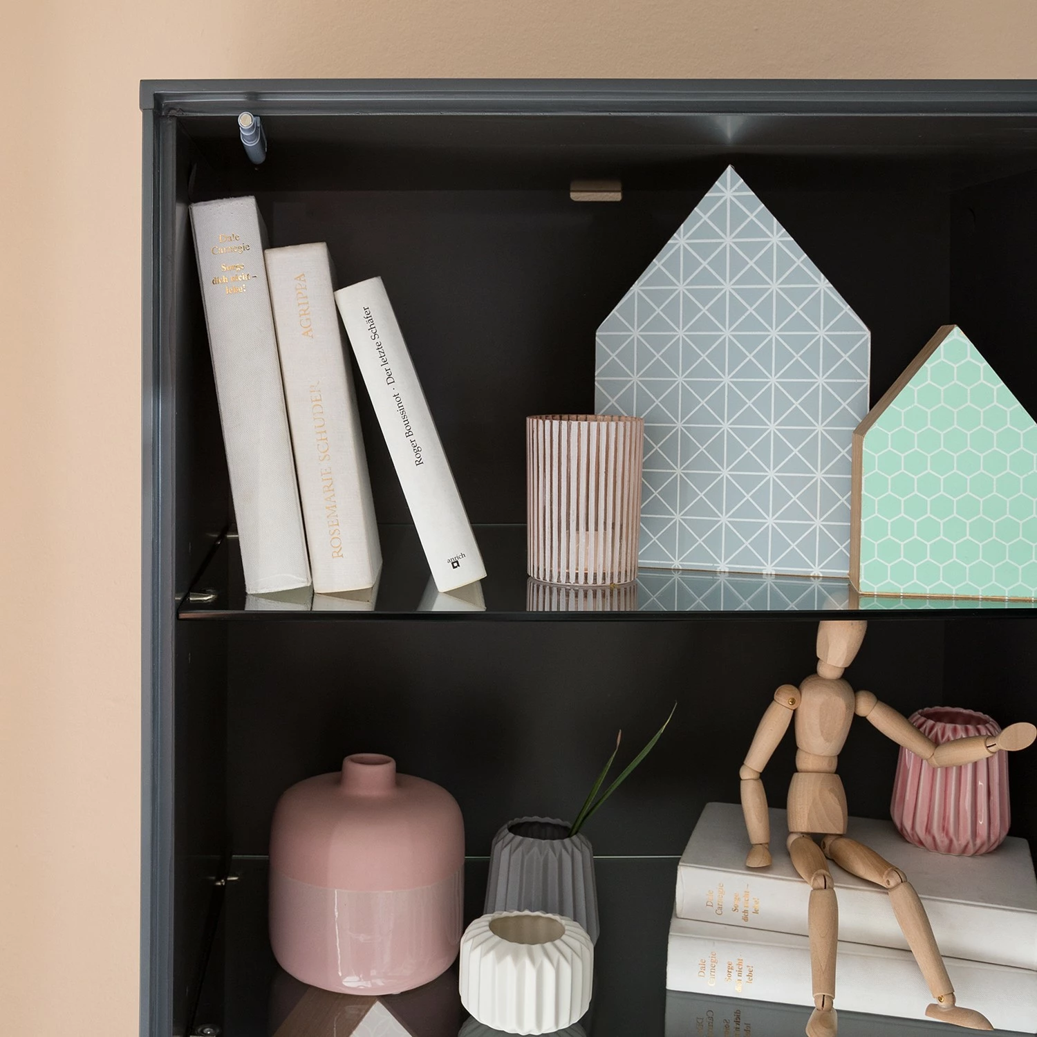 Mørteens Standvitrine Lindholm - Eiche teilmassiv - Matt Grau 9 Mørteens Standvitrine Lindholm - Eiche teilmassiv - Matt Grau – Bild 9