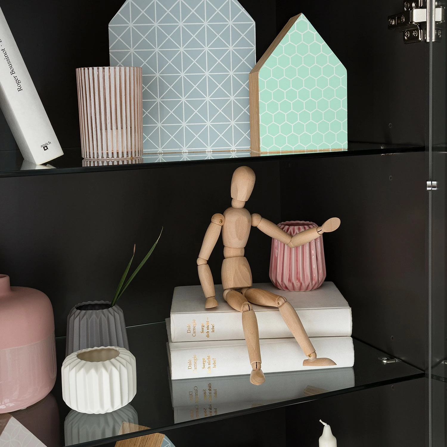 Mørteens Standvitrine Lindholm - Eiche teilmassiv - Matt Grau 10 Mørteens Standvitrine Lindholm - Eiche teilmassiv - Matt Grau – Bild 10