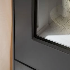 Mørteens Standvitrine Lindholm - Eiche teilmassiv - Matt Grau 27 Mørteens Standvitrine Lindholm - Eiche teilmassiv - Matt Grau -WOHNZIMMERMÖBEL Verkäufe 1000170810 200108 13505900006 DETAILS P000000001000170810