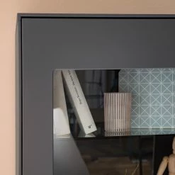 Mørteens Standvitrine Lindholm - Eiche teilmassiv - Matt Grau 29 Mørteens Standvitrine Lindholm - Eiche teilmassiv - Matt Grau -WOHNZIMMERMÖBEL Verkäufe 1000170810 200108 13505900008 DETAILS P000000001000170810