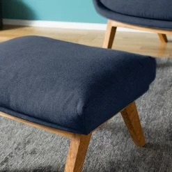 Studio Copenhagen Polsterhocker Garbo VII - Webstoff Milan: Dunkelblau - Eiche Dunkel 17 Studio Copenhagen Polsterhocker Garbo VII - Webstoff Milan: Dunkelblau - Eiche Dunkel -WOHNZIMMERMÖBEL Verkäufe 1000172572 200106 10523200382 DETAILS P000000001000172572