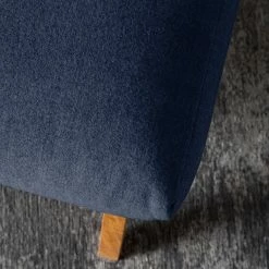 Studio Copenhagen Polsterhocker Garbo VII - Webstoff Milan: Dunkelblau - Eiche Dunkel 18 Studio Copenhagen Polsterhocker Garbo VII - Webstoff Milan: Dunkelblau - Eiche Dunkel -WOHNZIMMERMÖBEL Verkäufe 1000172572 200106 10523200383 DETAILS P000000001000172572