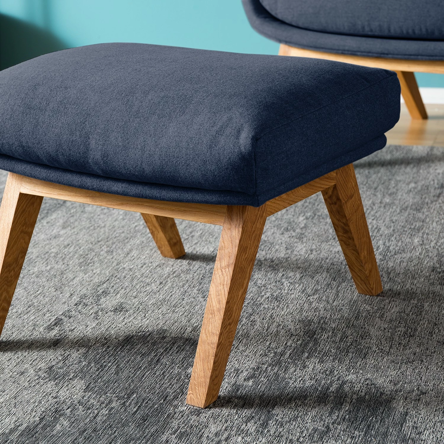 Studio Copenhagen Polsterhocker Garbo VII - Webstoff Milan: Dunkelblau - Eiche Dunkel 8 Studio Copenhagen Polsterhocker Garbo VII - Webstoff Milan: Dunkelblau - Eiche Dunkel – Bild 8