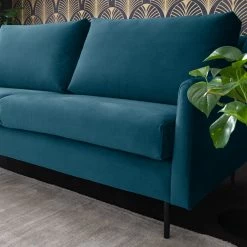 Fredriks Sofa Kenten II (2-Sitzer) - Samt - Marineblau 24 Fredriks Sofa Kenten II (2-Sitzer) - Samt - Marineblau -WOHNZIMMERMÖBEL Verkäufe 1000176646 200408 14155500005 DETAILS P000000001000176646