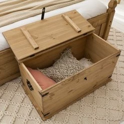 Maison Belfort Truhe Finca Rustica - Kiefer massiv - Kiefer Natur -WOHNZIMMERMÖBEL Verkäufe 1000178021 200507 14113100002 MOOD DETAILS P000000001000178021 mood