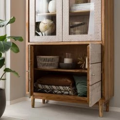 Ars manufacti Vitrinenschrank Buuda - Akazie massiv - Ecru / Akazie 22 Ars manufacti Vitrinenschrank Buuda - Akazie massiv - Ecru / Akazie -WOHNZIMMERMÖBEL Verkäufe 1000182056 200227 06193200018 MOOD DETAILS P000000001000182056 mood