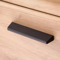 Naturoo Kommode Coulogne - Balkeneiche Dekor / Grau - Breite: 119 cm 14 Naturoo Kommode Coulogne - Balkeneiche Dekor / Grau - Breite: 119 cm -WOHNZIMMERMÖBEL Verkäufe 1000184638 190827 14261300060 DETAILS P000000001000184638