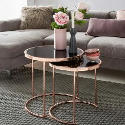 Jack & Alice Beistelltisch Cassapolis (2er-Set) - Glas / Metall - Schwarz / Kupfer 8 Jack & Alice Beistelltisch Cassapolis (2er-Set) - Glas / Metall - Schwarz / Kupfer -WOHNZIMMERMÖBEL Verkäufe 1000194255 200108 10053900328 MOOD DETAILS P000000001000194255 mood