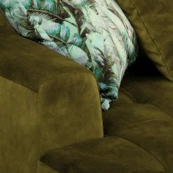 Fredriks Ecksofa Atmore - Samt - Olivgelb - Longchair davorstehend links -WOHNZIMMERMÖBEL Verkäufe 1000199976 200205 11530500101 DETAILS P000000001000199976