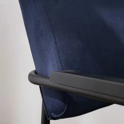 Mørteens Sessel Narpes - Samt - Dunkelblau 24 Mørteens Sessel Narpes - Samt - Dunkelblau -WOHNZIMMERMÖBEL Verkäufe 1000208971 210302 14094400012 DETAILS P000000001000208971