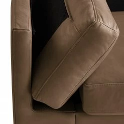 Studio Copenhagen Ecksofa COSO Classic+ mit Ottomane - Echtleder Taru: Nougat - Breite: 245 cm - Ottomane davorstehend rechts - Bettkasten - Eiche Dunkel 47 Studio Copenhagen Ecksofa COSO Classic+ mit Ottomane - Echtleder Taru: Nougat - Breite: 245 cm - Ottomane davorstehend rechts - Bettkasten - Eiche Dunkel -WOHNZIMMERMÖBEL Verkäufe 1000212869 200825 13330000560 DETAILS P000000001000212869