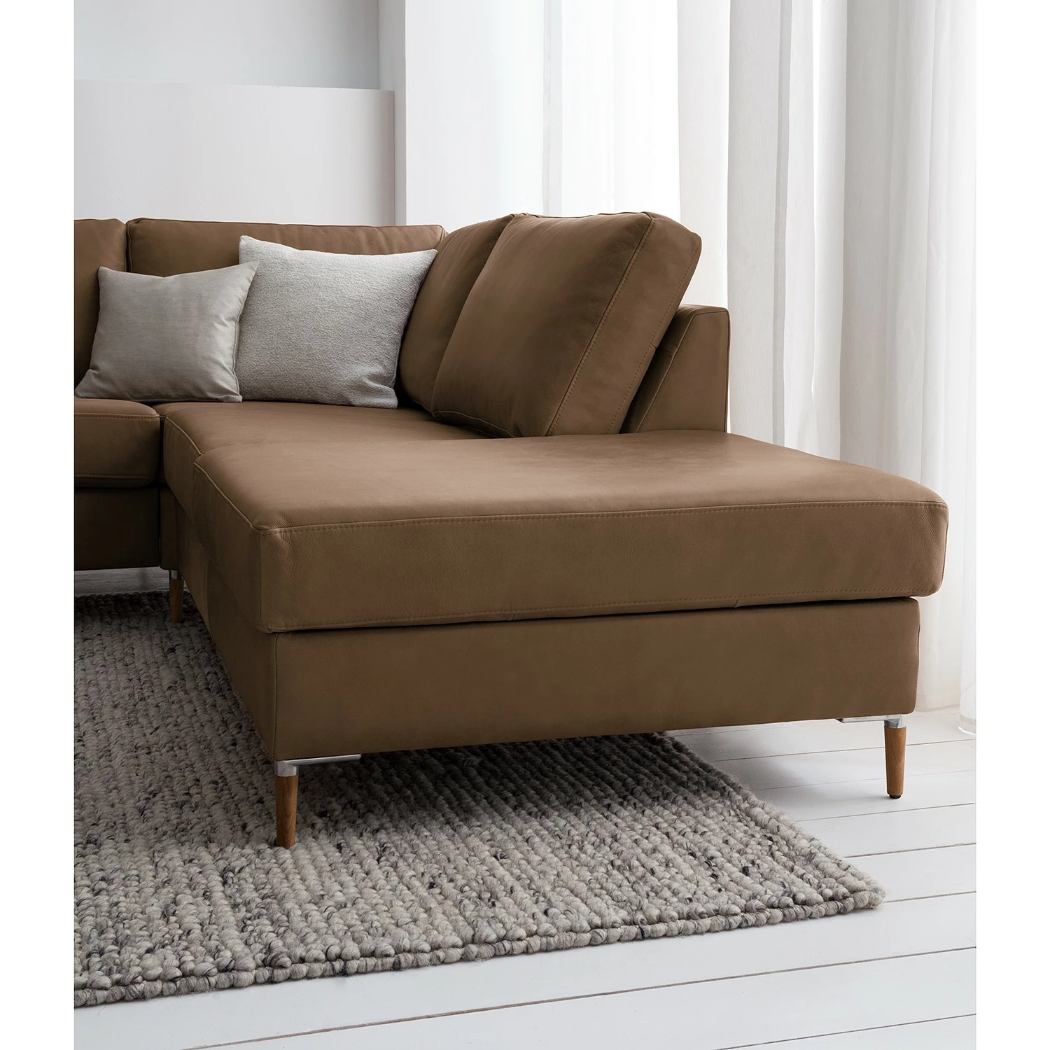 Studio Copenhagen Ecksofa COSO Classic+ mit Ottomane - Echtleder Taru: Nougat - Breite: 245 cm - Ottomane davorstehend rechts - Bettkasten - Eiche Dunkel 10 Studio Copenhagen Ecksofa COSO Classic+ mit Ottomane - Echtleder Taru: Nougat - Breite: 245 cm - Ottomane davorstehend rechts - Bettkasten - Eiche Dunkel – Bild 10