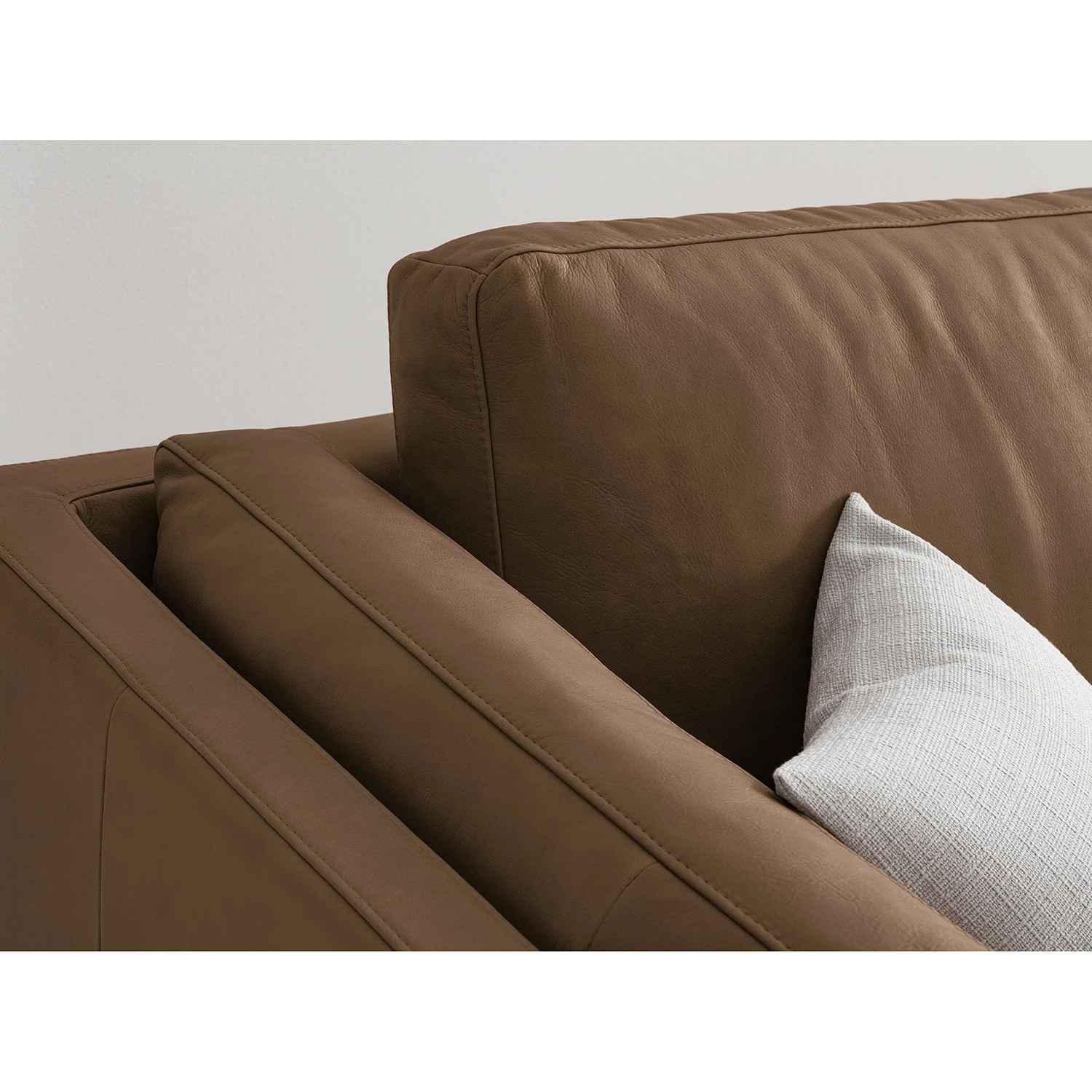 Studio Copenhagen Ecksofa COSO Classic+ mit Ottomane - Echtleder Taru: Nougat - Breite: 245 cm - Ottomane davorstehend rechts - Bettkasten - Eiche Dunkel 14 Studio Copenhagen Ecksofa COSO Classic+ mit Ottomane - Echtleder Taru: Nougat - Breite: 245 cm - Ottomane davorstehend rechts - Bettkasten - Eiche Dunkel – Bild 14