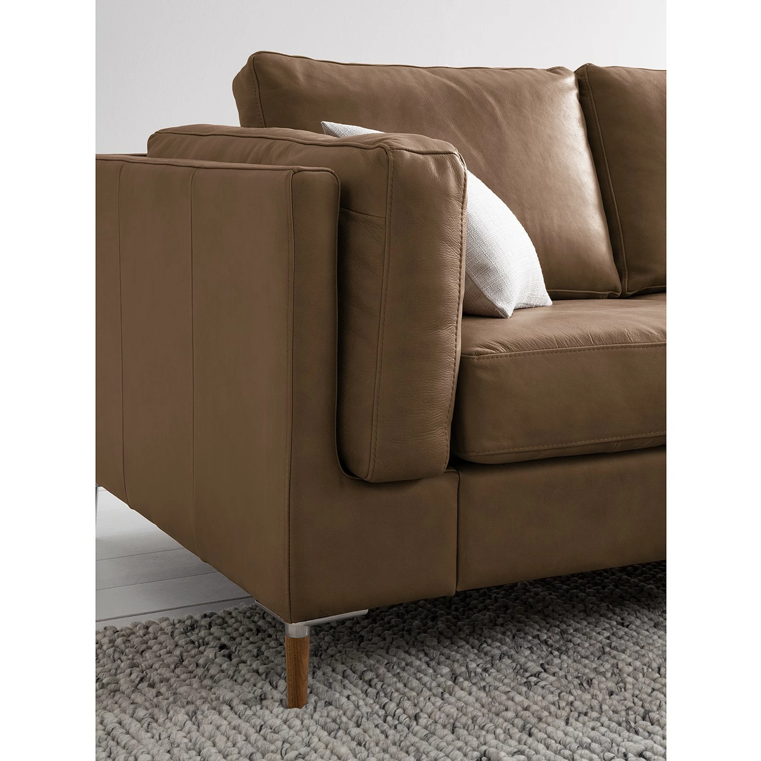 Studio Copenhagen Ecksofa COSO Classic+ mit Ottomane - Echtleder Taru: Nougat - Breite: 245 cm - Ottomane davorstehend rechts - Bettkasten - Eiche Dunkel 15 Studio Copenhagen Ecksofa COSO Classic+ mit Ottomane - Echtleder Taru: Nougat - Breite: 245 cm - Ottomane davorstehend rechts - Bettkasten - Eiche Dunkel – Bild 15