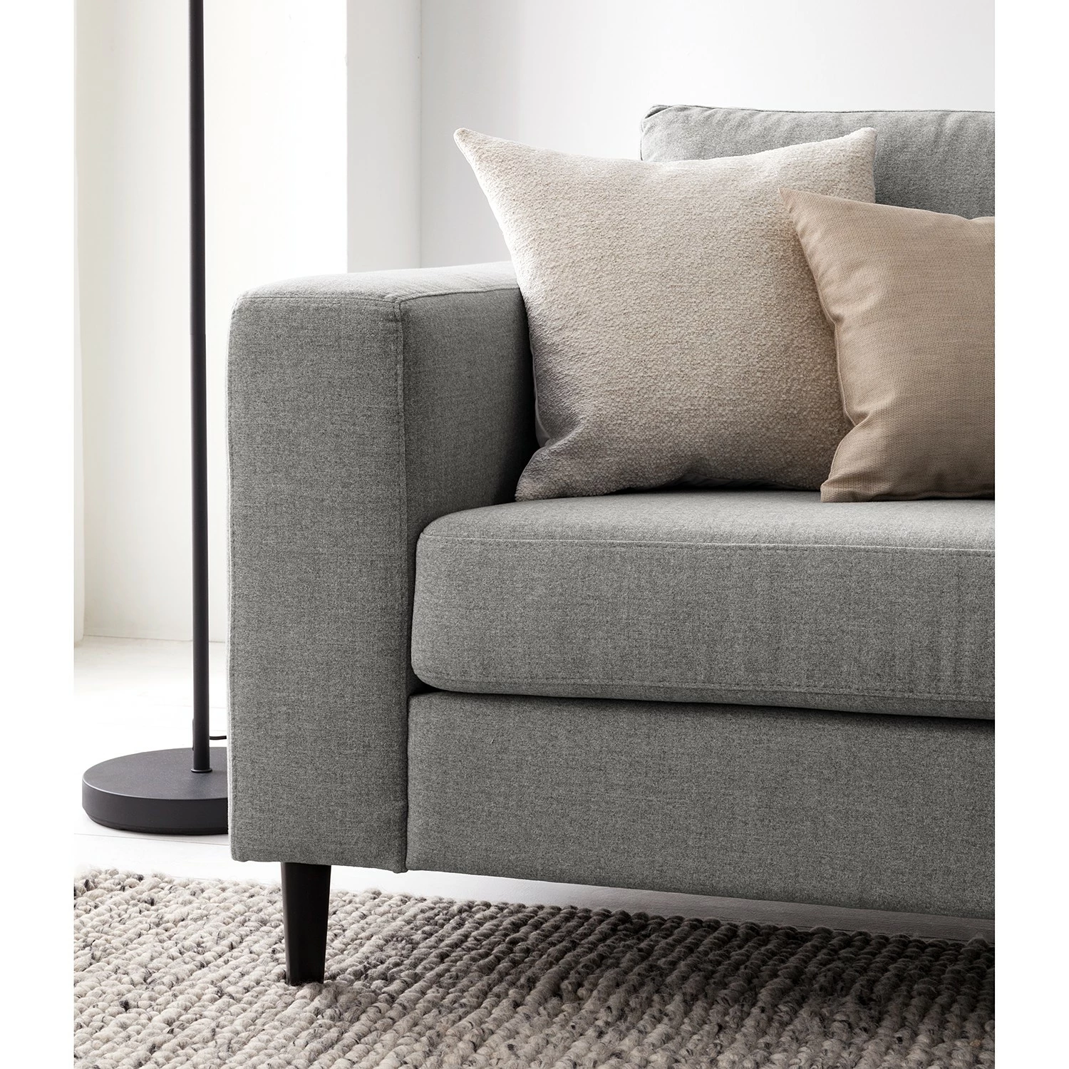 Studio Copenhagen 3-Sitzer Sofa COSO Classic - Webstoff Milan: Hellgrau - Buche 9 Studio Copenhagen 3-Sitzer Sofa COSO Classic - Webstoff Milan: Hellgrau - Buche – Bild 9