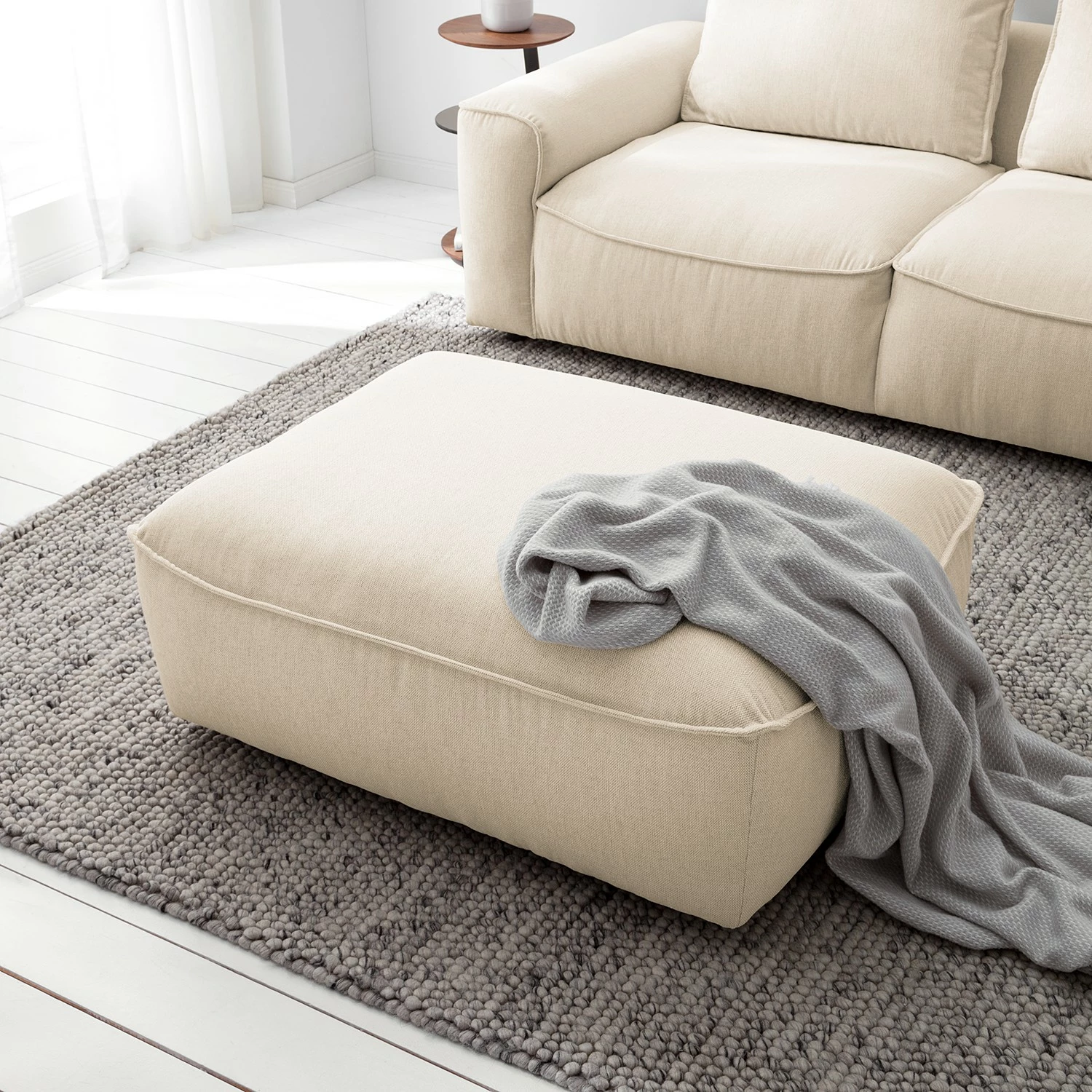 Studio Copenhagen Polsterhocker Buckley - Webstoff Saia: Beige 3 Studio Copenhagen Polsterhocker Buckley - Webstoff Saia: Beige – Bild 3