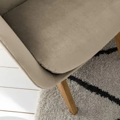 Studio Copenhagen Sessel Marols - Samt Shyla: Beige - Eiche Hell -WOHNZIMMERMÖBEL Verkäufe 1000217181 210122 15291100036 DETAILS P000000001000217181