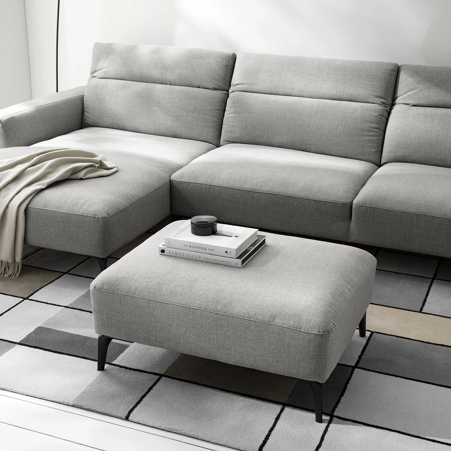 Studio Copenhagen Polsterhocker Berrie - Webstoff Milan: Hellgrau 3 Studio Copenhagen Polsterhocker Berrie - Webstoff Milan: Hellgrau – Bild 3