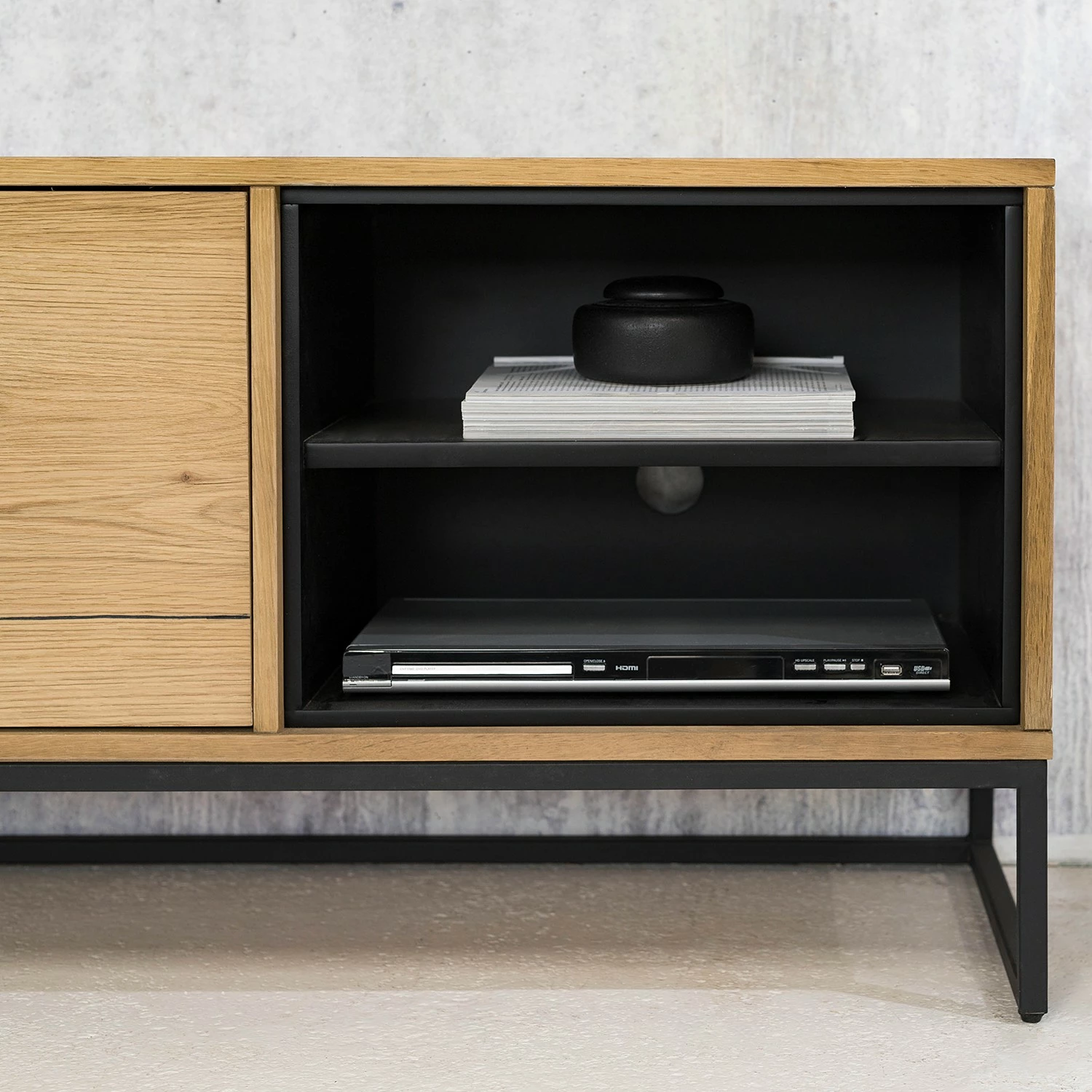 Studio Copenhagen TV-Lowboard Flox II - Echtholzfurnier / Metall - Eiche / Schwarz 13 Studio Copenhagen TV-Lowboard Flox II - Echtholzfurnier / Metall - Eiche / Schwarz – Bild 13