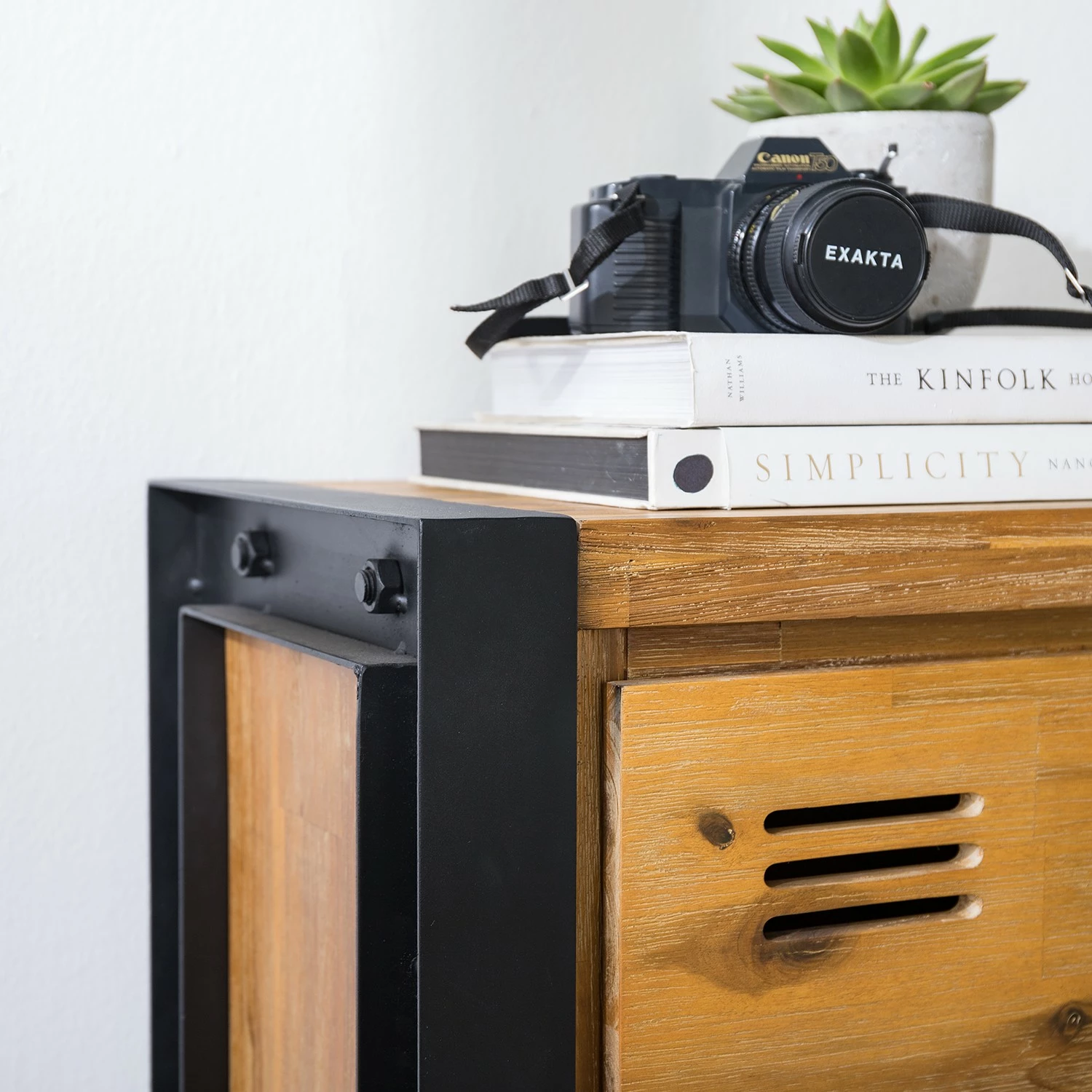 Ars manufacti Higboard Urban Industry I - Akazie teilmassiv / Metall - Akazie / Schwarz 9 Ars manufacti Higboard Urban Industry I - Akazie teilmassiv / Metall - Akazie / Schwarz – Bild 9