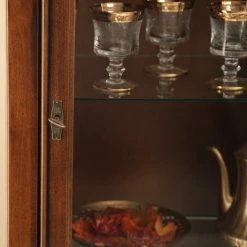 Ridgevalley Standvitrine Brieux - Tulpenbaum teilmassiv - Tulpenbaum Antik -WOHNZIMMERMÖBEL Verkäufe 1000230613 201113 12531700044 DETAILS P000000001000230613