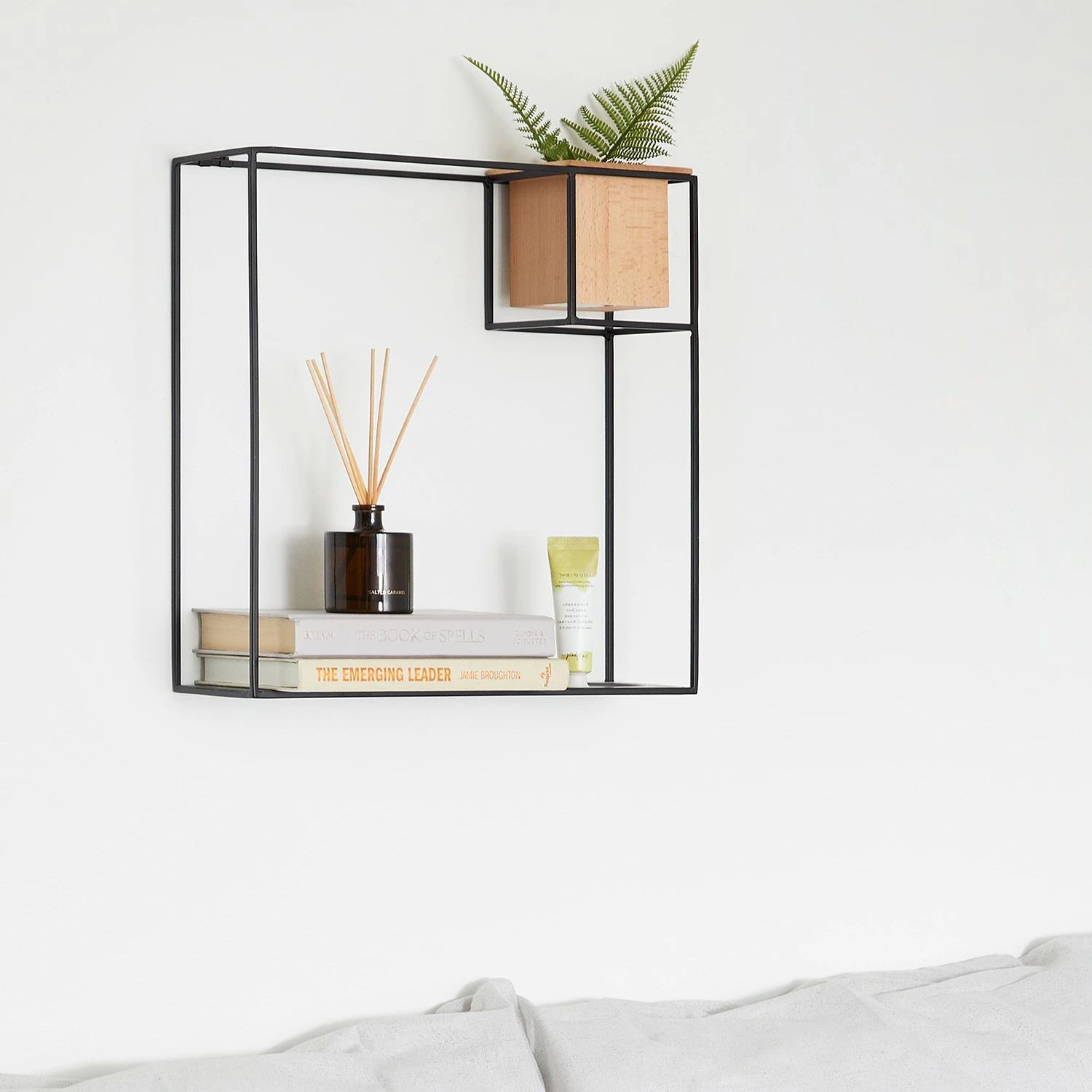 Umbra Wandregal Cubist I - Metall / Buche massiv - Schwarz / Buche 2 Umbra Wandregal Cubist I - Metall / Buche massiv - Schwarz / Buche – Bild 2