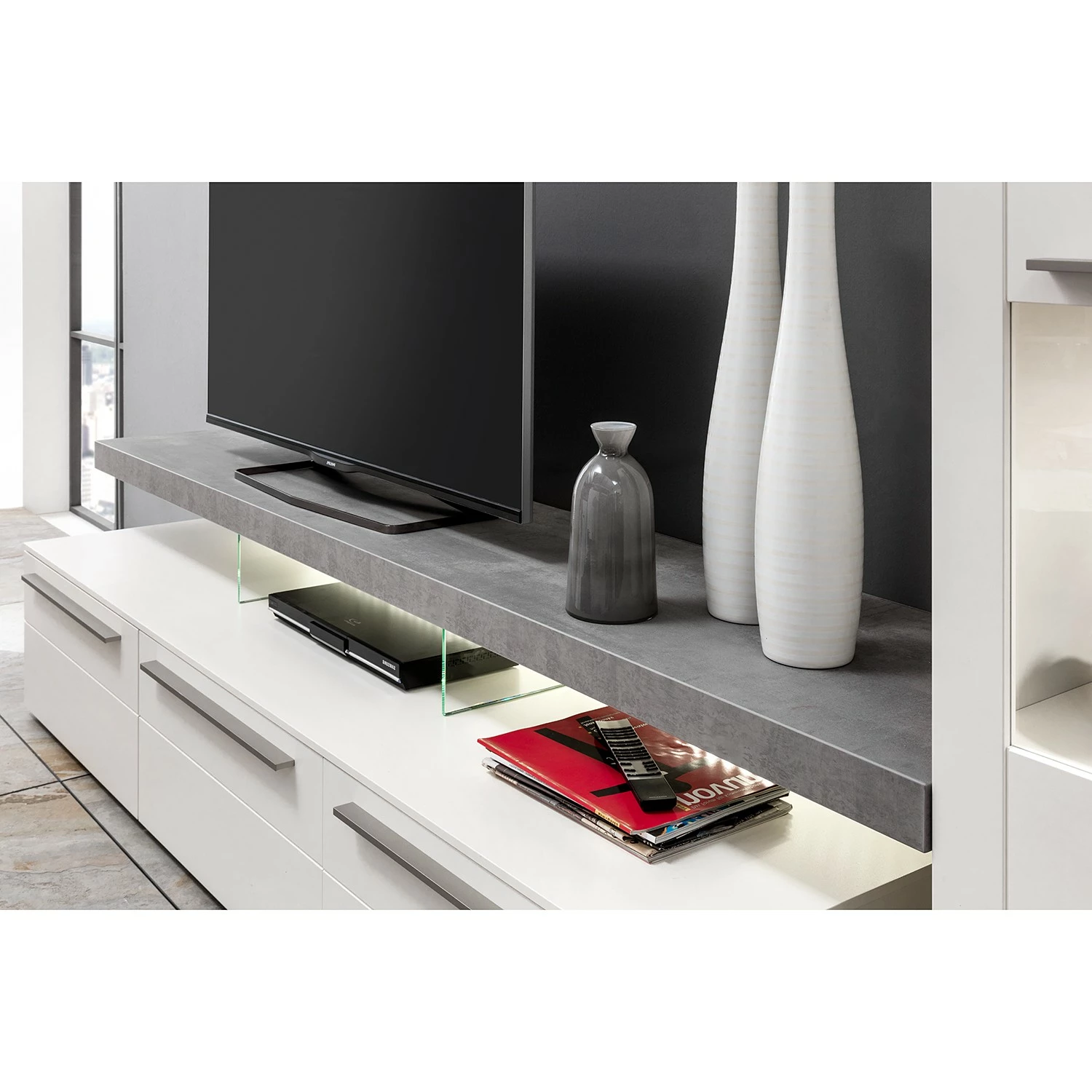 GWINNER Wohnwand Bellano II (3-teilig) - Matt Weiß / Beton Dekor - Ausrichtung rechts - Mit Beleuchtung 4 GWINNER Wohnwand Bellano II (3-teilig) - Matt Weiß / Beton Dekor - Ausrichtung rechts - Mit Beleuchtung – Bild 4