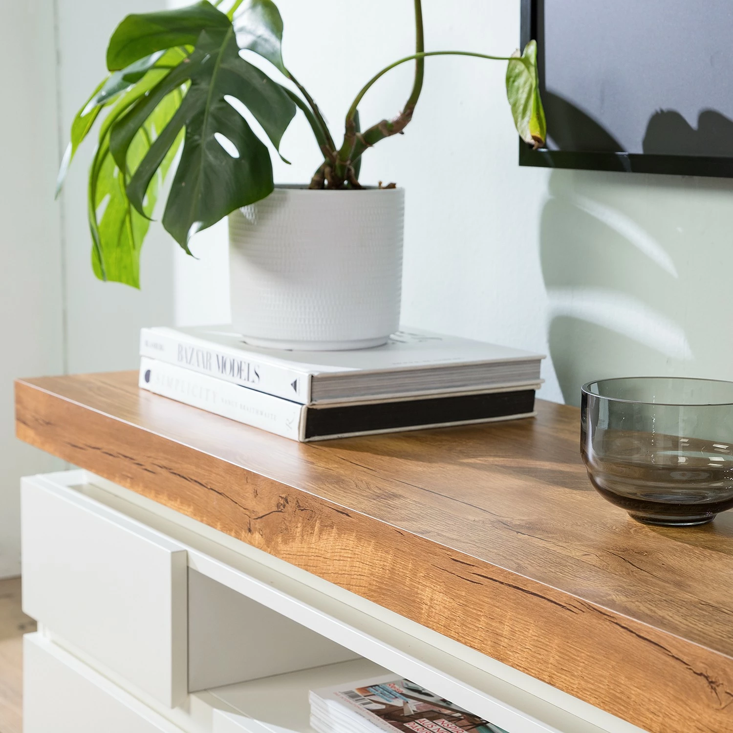 Fredriks TV-Lowboard Namona II - Inkl. Beleuchtung - Eiche Dekor / Weiß 11 Fredriks TV-Lowboard Namona II - Inkl. Beleuchtung - Eiche Dekor / Weiß – Bild 11