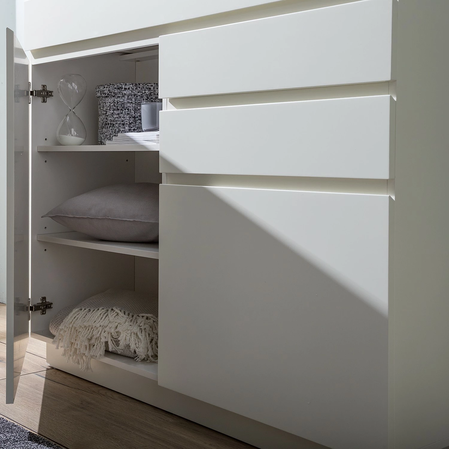 Fredriks Kommode Namona I - Inkl. Beleuchtung - Eiche Dekor / Weiß 18 Fredriks Kommode Namona I - Inkl. Beleuchtung - Eiche Dekor / Weiß – Bild 18