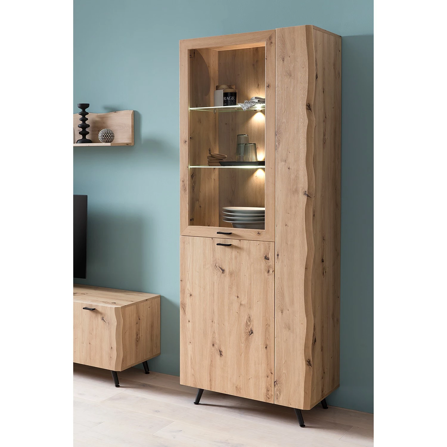 Ars Natura Vitrinenschrank Dorchester - Eiche Artisan Dekor 2 Ars Natura Vitrinenschrank Dorchester - Eiche Artisan Dekor – Bild 2