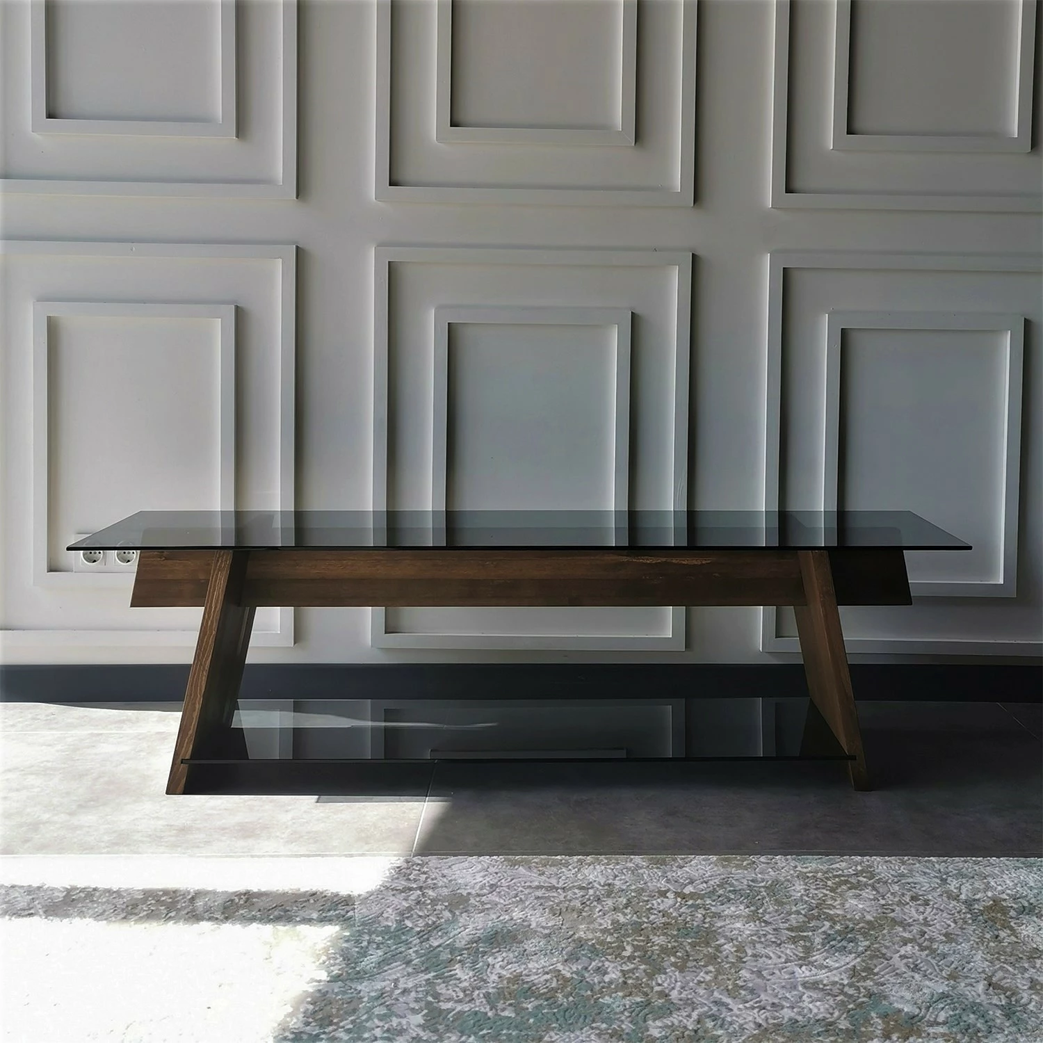 Loftscape TV-Rack Kalisz - Glas / Walnuss massiv - Rauchgrau / Walnuss 4 Loftscape TV-Rack Kalisz - Glas / Walnuss massiv - Rauchgrau / Walnuss – Bild 4