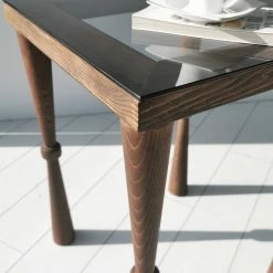 Ars Natura Beistelltisch Donatella - Glas / Walnuss massiv - Rauchschwarz / Walnuss 16 Ars Natura Beistelltisch Donatella - Glas / Walnuss massiv - Rauchschwarz / Walnuss -WOHNZIMMERMÖBEL Verkäufe 1000333706 220302 030 DETAILS P000000001000333706