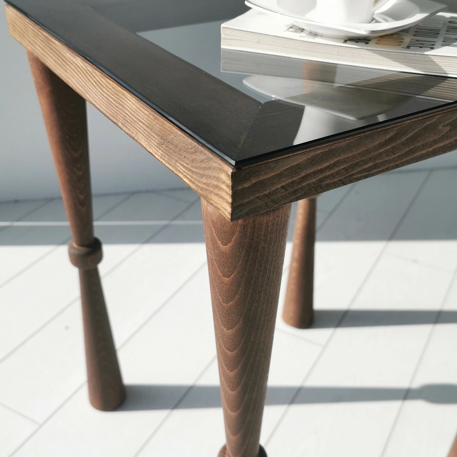 Ars Natura Beistelltisch Donatella - Glas / Walnuss massiv - Rauchschwarz / Walnuss 8 Ars Natura Beistelltisch Donatella - Glas / Walnuss massiv - Rauchschwarz / Walnuss – Bild 8