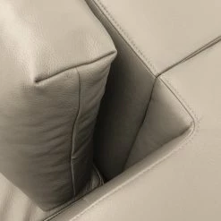 Studio Copenhagen Ecksofa Madison I - Echtleder Neka: Hellgrau - Breite: 319 cm - Ottomane davorstehend links 18 Studio Copenhagen Ecksofa Madison I - Echtleder Neka: Hellgrau - Breite: 319 cm - Ottomane davorstehend links -WOHNZIMMERMÖBEL Verkäufe 1000333898 220301 090 DETAILS P000000001000333898